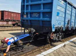 Кыргызстанский атлет сдвинул и переместил на 6,5 метров 8 вагонов весом почти 190 тонн