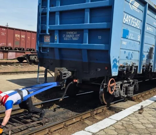 Кыргызстанский атлет сдвинул и переместил на 6,5 метров 8 вагонов весом почти 190 тонн