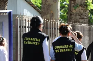 В Кыргызстане повышают оплату труда работников соцобеспечения