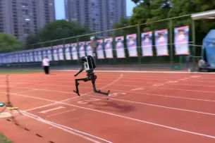 Китайский робот становил рекорд скорости бега на «ногах»