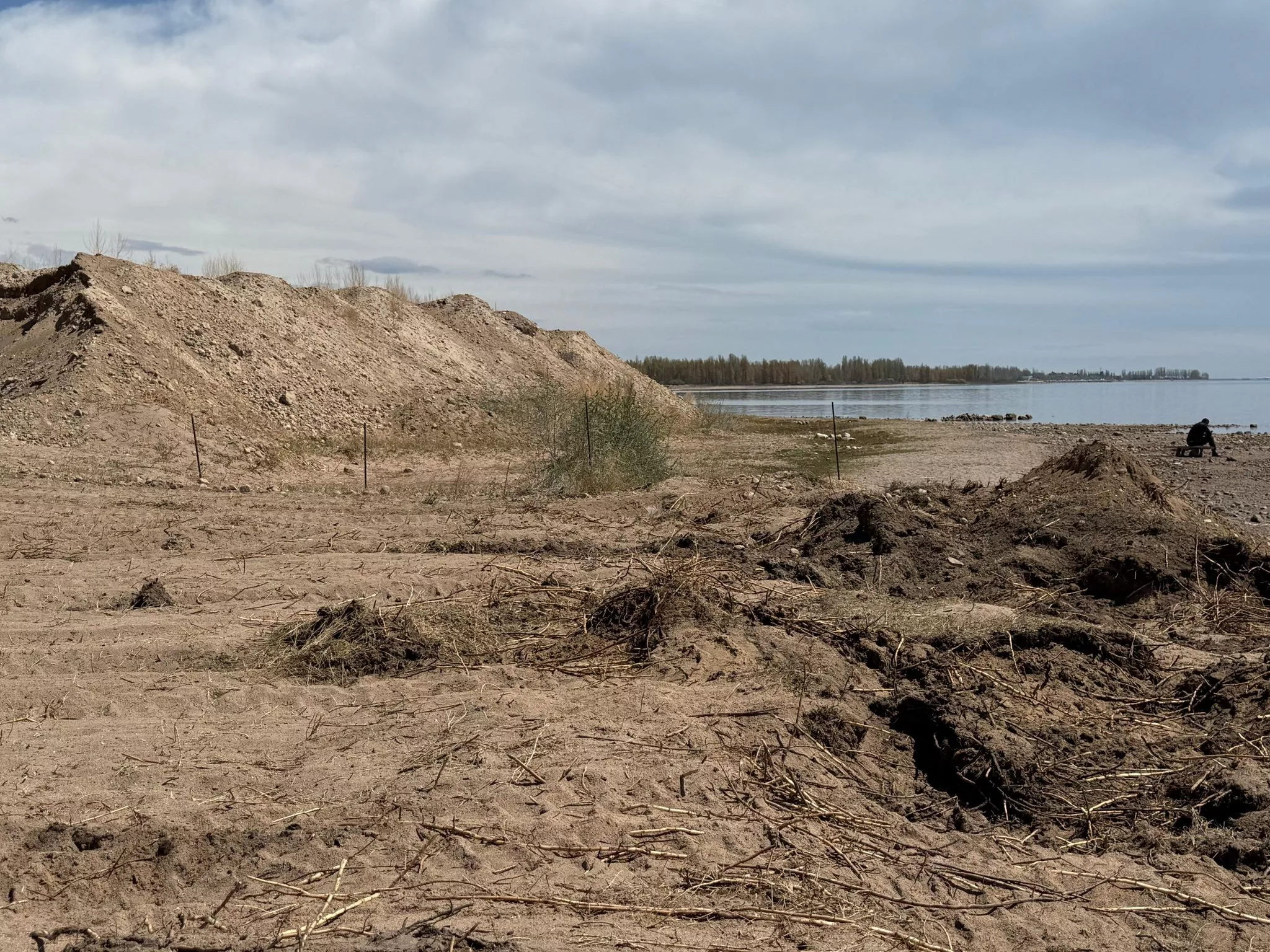 Сброса песка и грунта в акваторию Иссык-Куля: Минприроды начала проверку стройкомпании