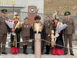 Этнические кыргызки на конях пересекли границу Китая. Их встретили пограничники Кыргызстан
