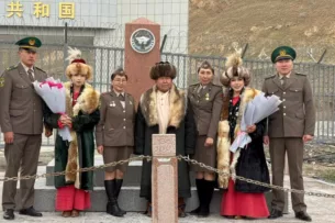 Этнические кыргызки на конях пересекли границу Китая. Их встретили пограничники Кыргызстан