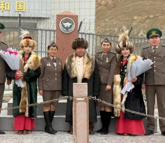 Этнические кыргызки на конях пересекли границу Китая. Их встретили пограничники Кыргызстан