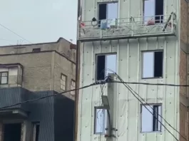 В Минстрое Кыргызстана отреагировали на видео о выбросе строительного мусора из окна строящегося многоэтажного здания