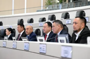 Парламент Кыргызстана во втором чтении принял законопроекты, направленные на исполнение решений Конституционного суда
