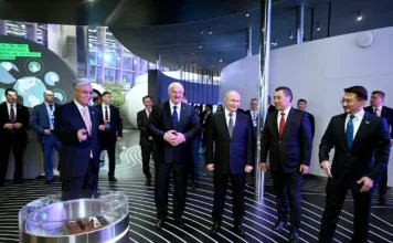 Садыр Жапаров вместе с главами государств ЕАЭС посетил выставку цифровых достижений в Астане