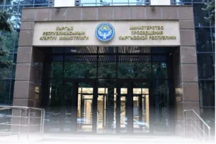 Минпросвещения Кыргызстана: Запрещено привлекать учителей к ремонту школьных классов