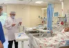 Министр здравоохранения КР посетил пациентов после трансплантации почки в Кыргызско-Турецкой больнице