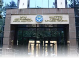 В Кыргызстане выпускникам школ аттестаты вручат 26 июня