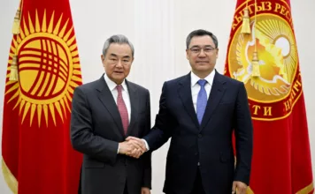 Садыр Жапаров принял министра иностранных дел Китая