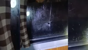 разбитое окно поезда
