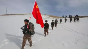 Китайские солдаты проводят полевые учения в снегу недалеко от перевала Кунджераб на границе с Пакистаном