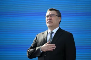 Садыр Жапаров и госфлаг