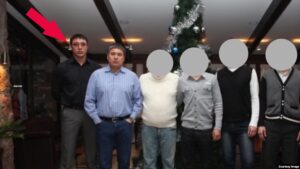 Улан Барчакеев (первый слева) рядом с Камчы Кольбаевым (второй слева). Фотография, обнародованная МВД Кыргызстана Улан Барчакеев (первый слева) рядом с Камчы Кольбаевым (второй слева). Фотография, обнародованная МВД Кыргызстана